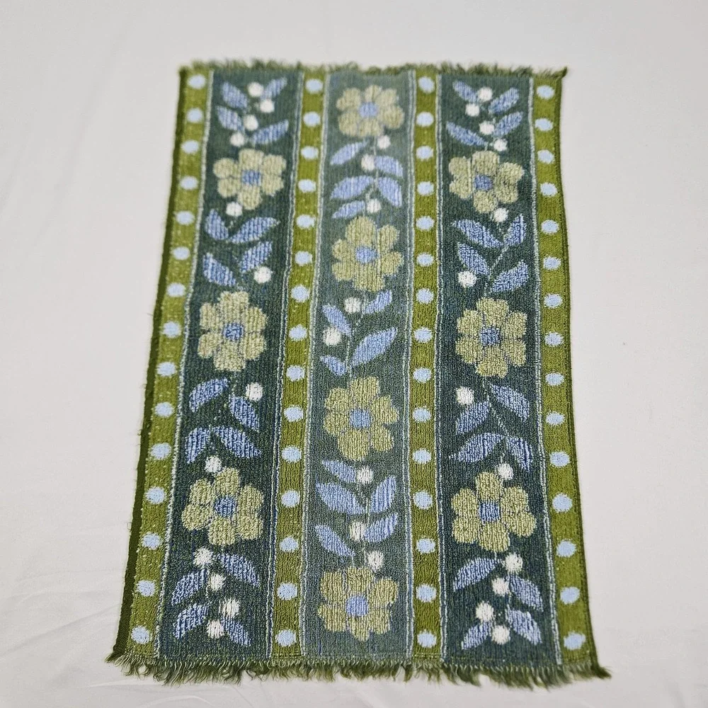Cannon Royal Daisy Hand Towel Sculpted 1970 Blue/Green Vintage MCM Retro